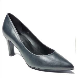 Vaneli Ramses navy women’s pointed toe 3” heel pump. Size 9m. new in box